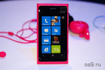 Финны простояли в 8-часовой очереди за Nokia Lumia 800 